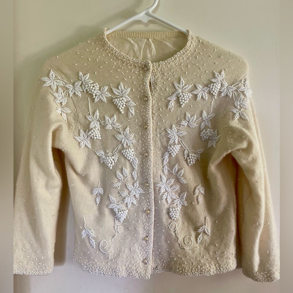 Vintage women’s intricate beaded cream cardigan w faux pearls buttons sz XS